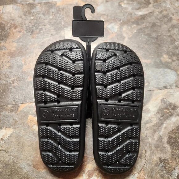 Hello Kitty Big Kids Slides / Sandals - Size 13-1 - NWT - Picture 4 of 4